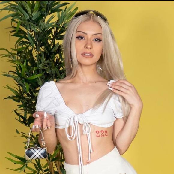 Meet your Posher, Veronica - Picture 1 of 1